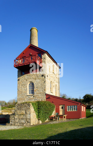Une ancienne mine d'étain de Cornouailles engine house restauré et utilisé comme une maison de vacances près de porthtowan à Cornwall, uk Banque D'Images