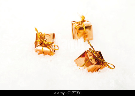 Présente dans la neige enveloppés dans l'or Banque D'Images