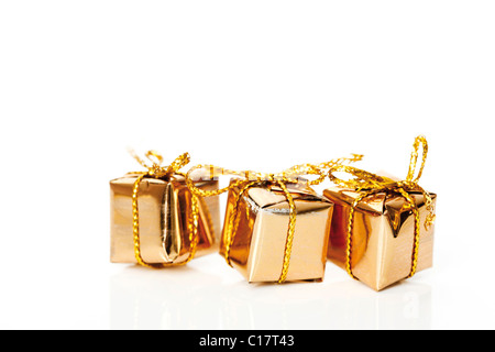 Présente, enveloppés dans l'or Banque D'Images
