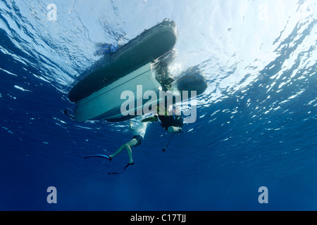 Regardez l'hélice, dangererous plongeurs entrant dans le bateau après la plongée, Hurghada,, Red Sea, Egypt Banque D'Images