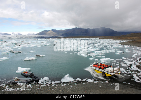 Voile en tournée entre les icebergs avec canots et véhicule amphibie, glacier, Joekulsárlón, Islande, Europe Banque D'Images