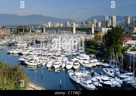 Bateaux à moteur bateaux à quai à quai des pêcheurs, l'île Granville, False Creek, Vancouver, British Columbia, Canada, Amérique du Nord Banque D'Images