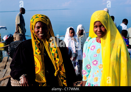 La Tanzanie, l'archipel de Zanzibar, l'île de Pemba, habitant du village de Fundu Lagoon pontoon Banque D'Images