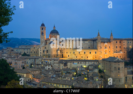 Vue sur la ville avec la Cathédrale et le Palazzo Ducale, Urbino, Marches, Italie, Europe Banque D'Images