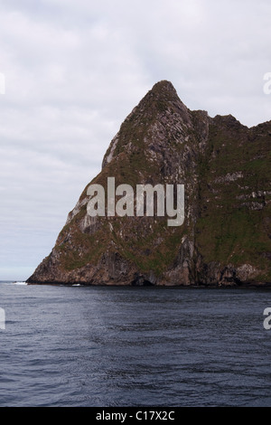 Île inaccessible. Image inhabituelle rare. Groupe de l'île de Tristan da Cunha, Sud de l'océan Atlantique. Banque D'Images