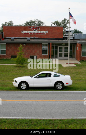 Ford Mustang en face de la Nouvelle Simpsons Hill School, accueil de la Mustang, Illinois, États-Unis Banque D'Images