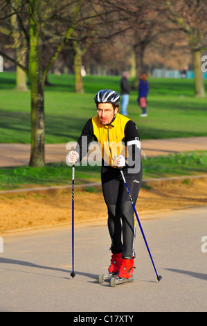 Homme ski à roulettes à Hyde Park, Londres Banque D'Images