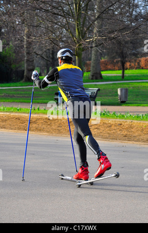 Homme ski à roulettes à Hyde Park, Londres Banque D'Images