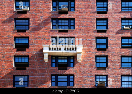 Façade d'une tour en briques avec un balcon blanc, détail, New York City, USA Banque D'Images