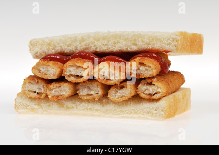 Fishfinger sandwich avec du pain blanc et du ketchup sur fond blanc dentelle Banque D'Images