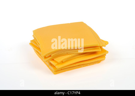 Une pile de tranches de fromage sur fond blanc, décoration Banque D'Images