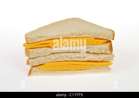 Sandwich au fromage avec des tranches de fromage jaune sur pain blanc coupé en deux empilés sur fond blanc, découpe. Banque D'Images