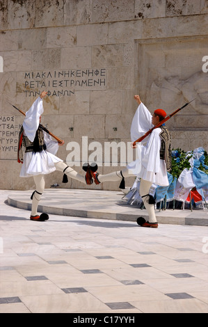 Evzones grecs gardes de la Tombe du Soldat inconnu. Athènes Banque D'Images