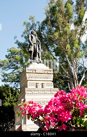 Statue de bronze de la 19e siècle les président mexicain Benito Juarez avec dédaignées couronne à ses pieds à Llano park Oaxaca Banque D'Images