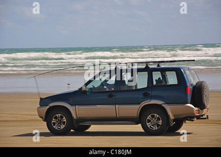 Véhicule 4X4 conduite sur quatre-vingt-dix Mile Beach, Northland, North Island, New Zealand Banque D'Images