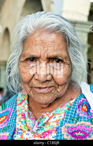 Vieille ridée femme autochtone vendeur de textiles d'Oaxacan portant vichy dentelle à Oaxaca Zocalo Mexico Banque D'Images