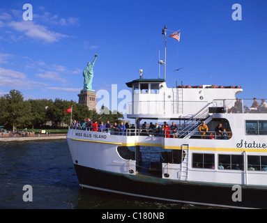 Miss Ellis Island Ferry passant devant le monument national de la Statue de la liberté, Liberty Island, New York, État de New York, États-Unis d'Amérique Banque D'Images