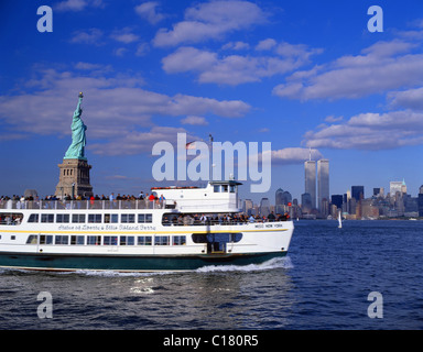 Miss Ellis Island Ferry passant devant le monument national de la Statue de la liberté, Liberty Island, New York, État de New York, États-Unis d'Amérique Banque D'Images