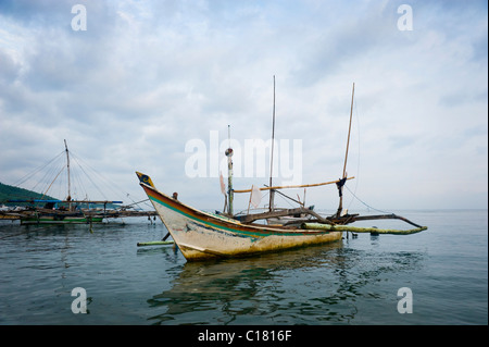 À l'aube dans le village de Pemuteran, Bali, bateaux de pêche traditionnels appelés jukung sont à l'ancre en attente de sortir pour la journée. Banque D'Images