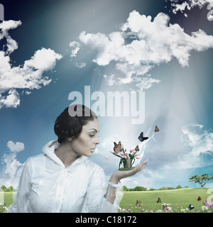 Female scientist holding une plante en fleurs Banque D'Images