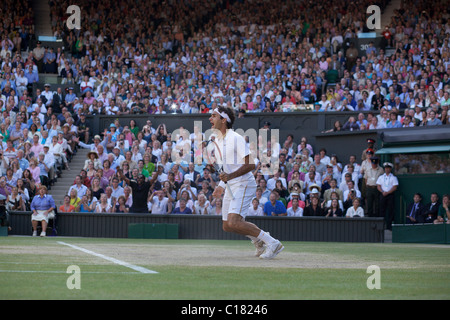Roger Federer, Suisse, célèbre sa victoire sur cinq Andy Roddick, USA, dans la finale du tournoi Banque D'Images