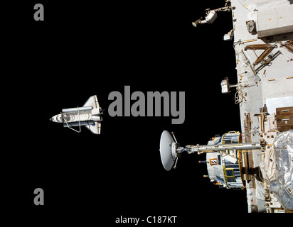 La navette spatiale Discovery et de la Station spatiale internationale Banque D'Images