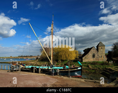 Old Thames Barge nommée Edith peut , et l'église de St Marguerite d'Antioche Halstow inférieur. Banque D'Images