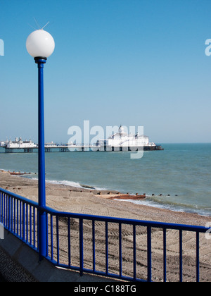 Eastbourne pier et plage de galets dans l'East Sussex Banque D'Images