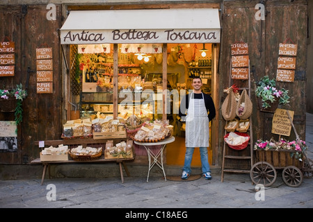 Owner standing in front of deli Banque D'Images