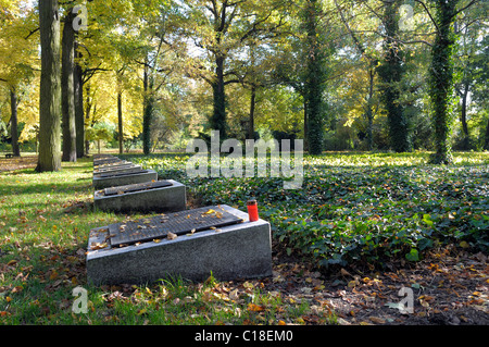 Des charniers en Ploetzensee, en partie inconnu de morts les derniers mois de la seconde guerre mondiale, Berlin, Germany, Europe Banque D'Images