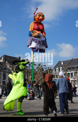 Mooswief sur un poteau, symbole traditionnel de carnaval Maastricht Pays-Bas Banque D'Images