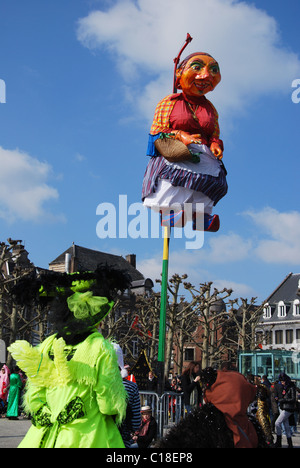 Mooswief sur un poteau, symbole traditionnel de carnaval Maastricht Pays-Bas Banque D'Images