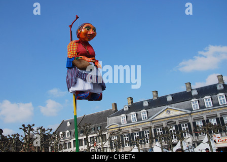 Mooswief sur un poteau, symbole traditionnel de carnaval Maastricht Pays-Bas Banque D'Images