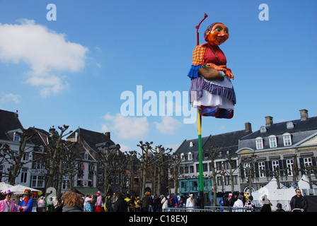 Mooswief sur un poteau, symbole traditionnel de carnaval Maastricht Pays-Bas Banque D'Images