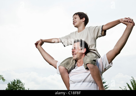 Sur les épaules de son père Banque D'Images