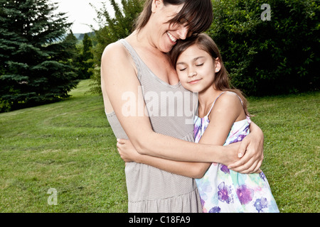 Mère et fille embrasser Banque D'Images