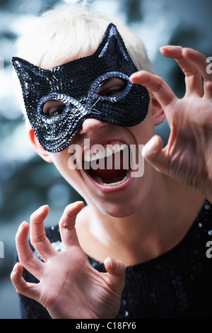 Femme portant un masque de chat Banque D'Images