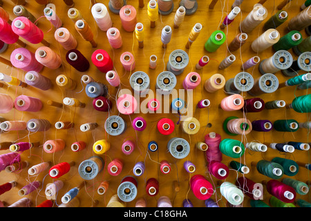 Bobines de coton multicolores à un atelier de modistes à Londres Banque D'Images