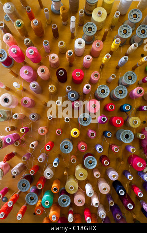 Bobines de coton multicolores à un atelier de modistes à Londres Banque D'Images