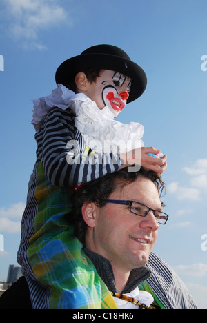 Père et fils à regarder le défilé du carnaval Maastricht Pays-Bas Banque D'Images