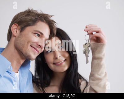 Couple heureux avec de nouvelles clés de télévision Banque D'Images