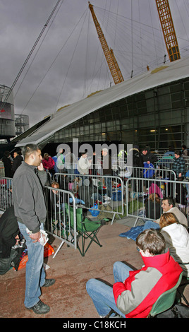 Michael Jackson fans commencé queue devant l'O2 Arena de Londres dans les premières heures de ce matin, s'armant contre Banque D'Images