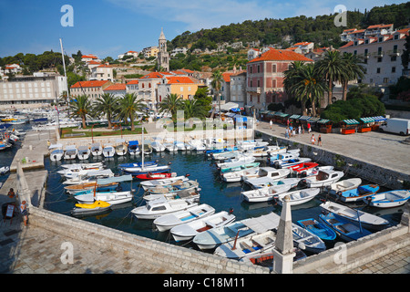 Port avec de petites embarcations, dans la vieille ville de Hvar en Cratia Banque D'Images