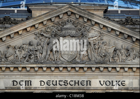 Dem DEUTSCHEN VOLKE lecture lettrage, pour la nation allemande et de secours dans un tympan au-dessus de l'entrée principale pour le Reichstag Banque D'Images