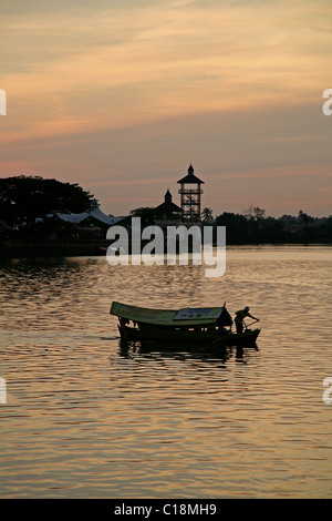 En bateau-taxi à Kuching Banque D'Images