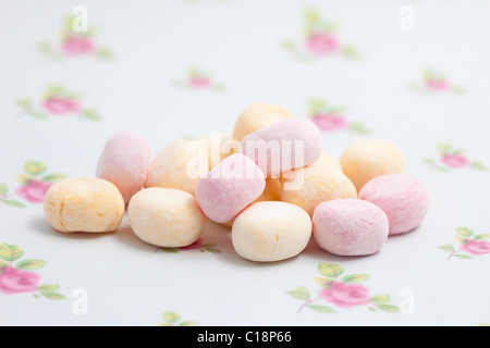 La rhubarbe et crème anglaise les sucreries et bonbons candy sur un papier fond photographié dans un studio Banque D'Images