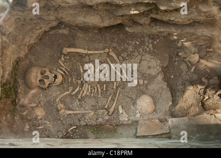 Vestiges de l'âge de bronze, habitant qui se trouve sous une vieille église albanaise à Kish Village Banque D'Images