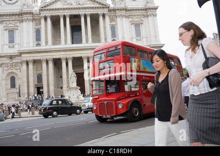 Un certain nombre 15 red London Routemaster bus passe Saint Paul's Cathedral. Banque D'Images