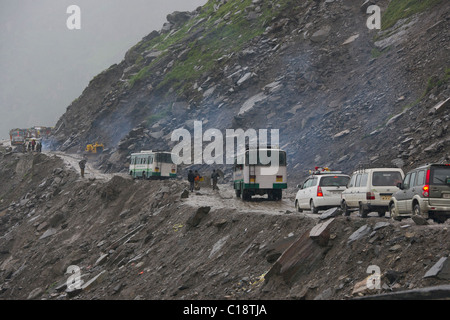 Véhicules sur la route Leh-Manali bloqué sur le Rohtang menant à Manali, Himachal Pradesh, Inde Banque D'Images