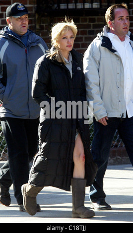 Angelina Jolie en marche pieds nus avec un genou sanglant sur l'ensemble de son prochain thriller espion 'Salt' la ville de New York, USA - 13.03.09 Banque D'Images